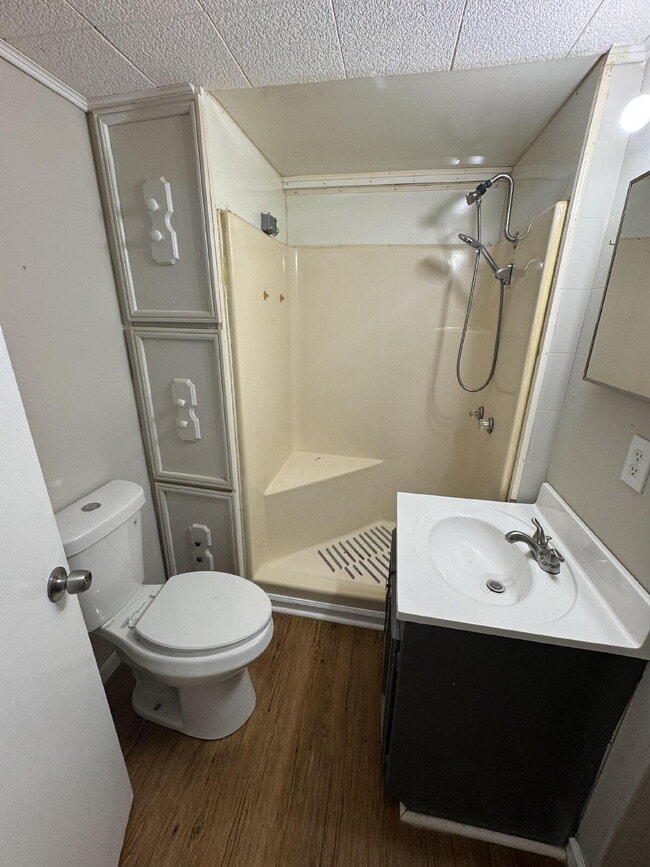 Building Photo - 2 Bed 1 Bath with Bonus Storage space & Large yard