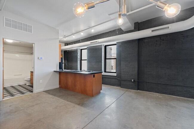 Building Photo - 1006 Olive St