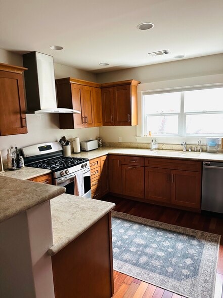 Kitchen - 504 Montgomery St