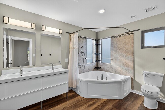 Building Photo - 4305 Oak Park Dr