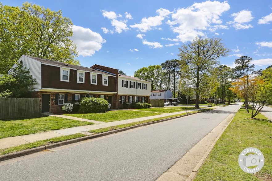 Primary Photo - Hickory Point Townhomes