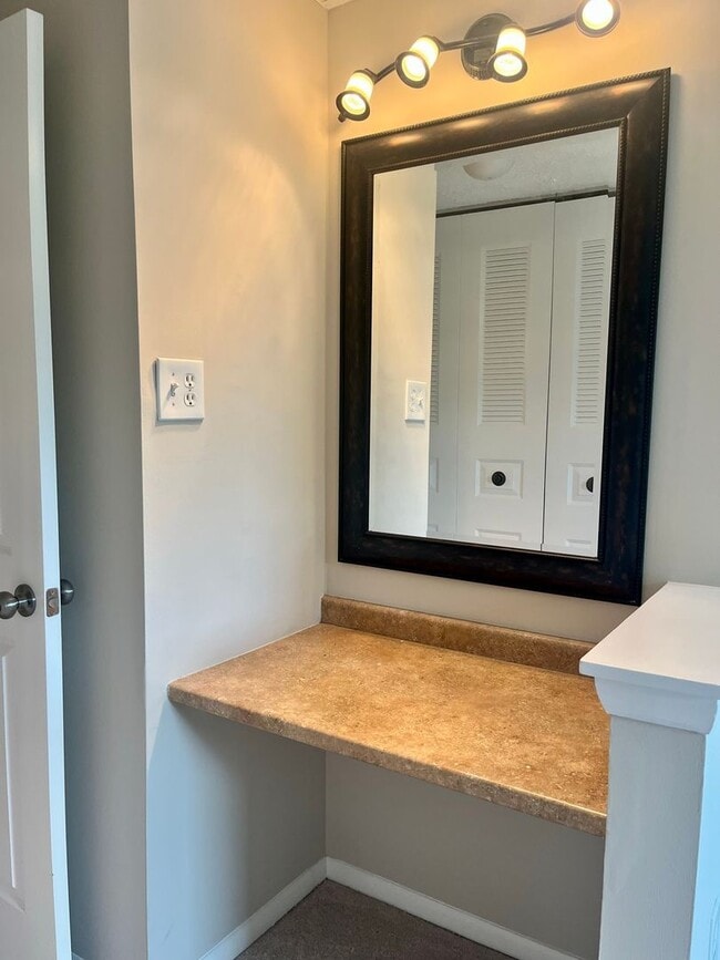 Building Photo - Charming 2 Bedroom/2 Bathroom in Laurel Valley!