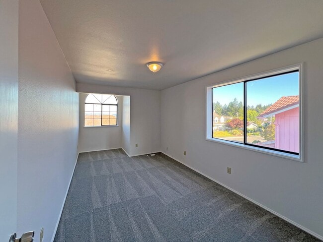 Building Photo - 1507 63rd Ave NE