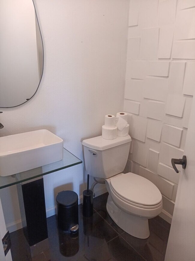 Building Photo - 3 Bedroom, 2.5 Bathroom Home! Schedule a Showing Soon!