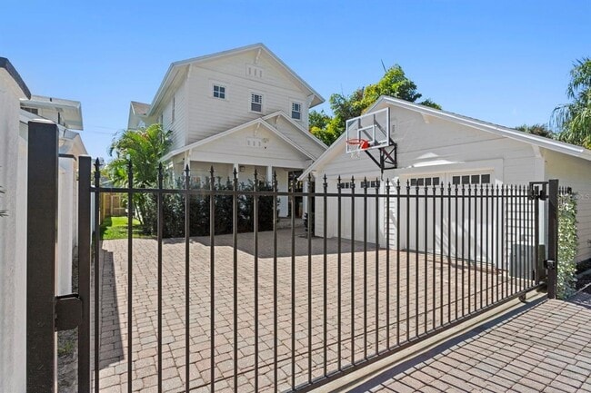 Building Photo - 2115 W Watrous Ave