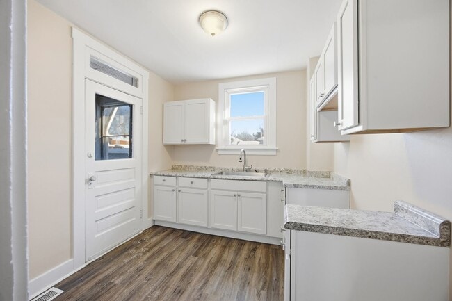 Building Photo - Charming Updated 2BR Home with New Flooring & Rear Porch