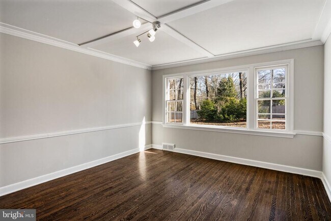 Building Photo - 310 Pine Tree Rd