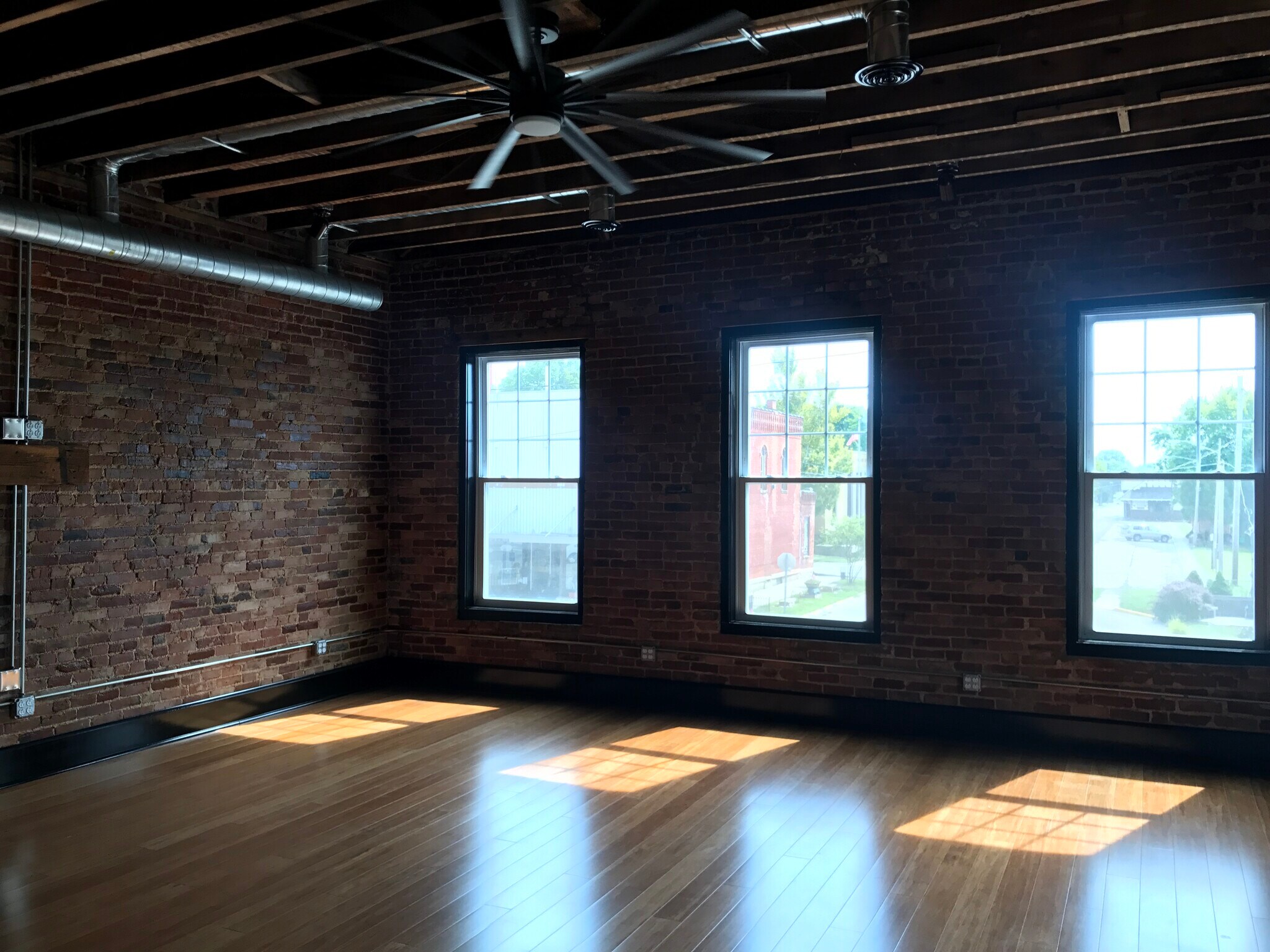 Building Photo - 426 Main St