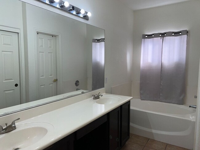 Building Photo - GATED COMMUNITY - 3 BEDROOM / 3 FULL BATHR...