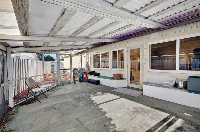 Building Photo - 1570 NE 30th Pl