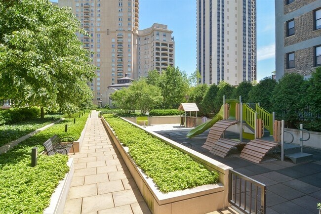 Building Photo - 2550 N Lakeview Ave