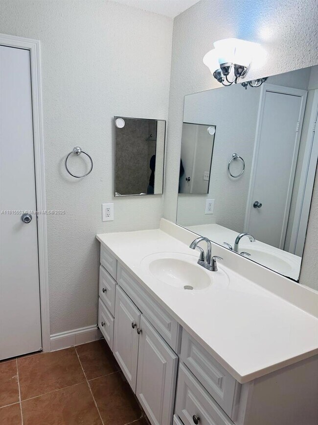 Building Photo - 777 Riverside Dr