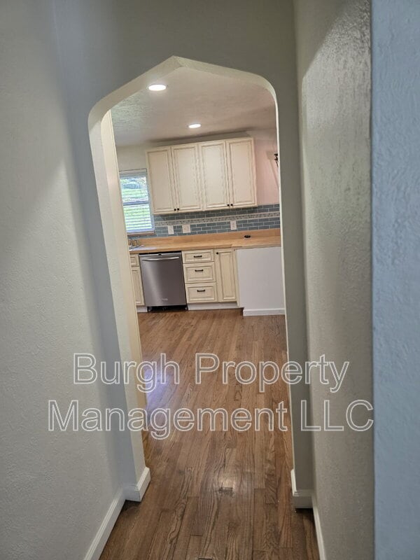 Building Photo - 300 Maxwell Dr