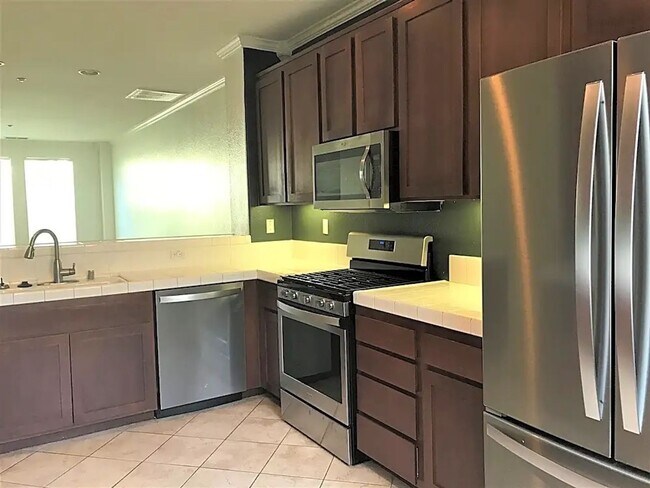 Building Photo - Charming 4 bedroom 4 bathroom in heart of East Lake!