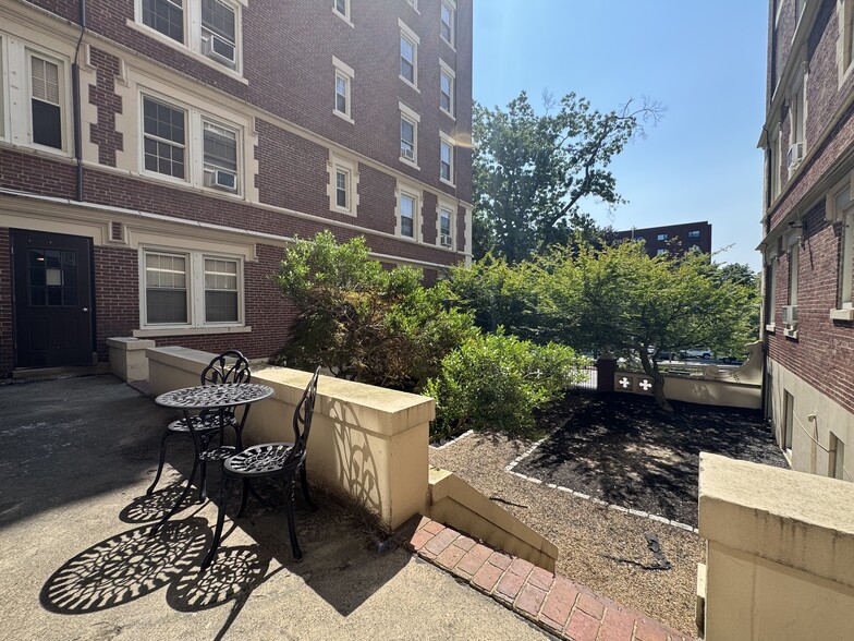Building Photo - 1450 Beacon St