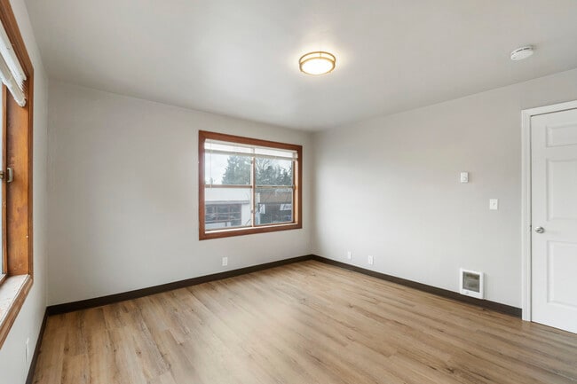 Building Photo - 403 1/2 Garfield St S-19