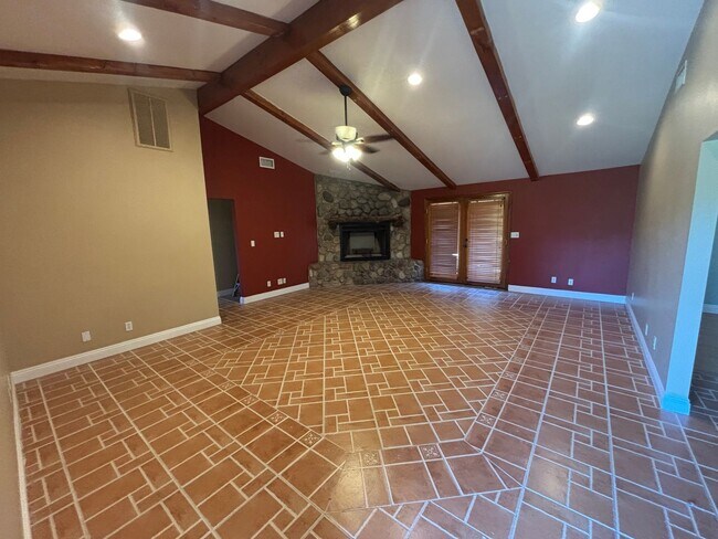 Building Photo - Single-Story Horse Property on 2 Acres in Canyon Country!