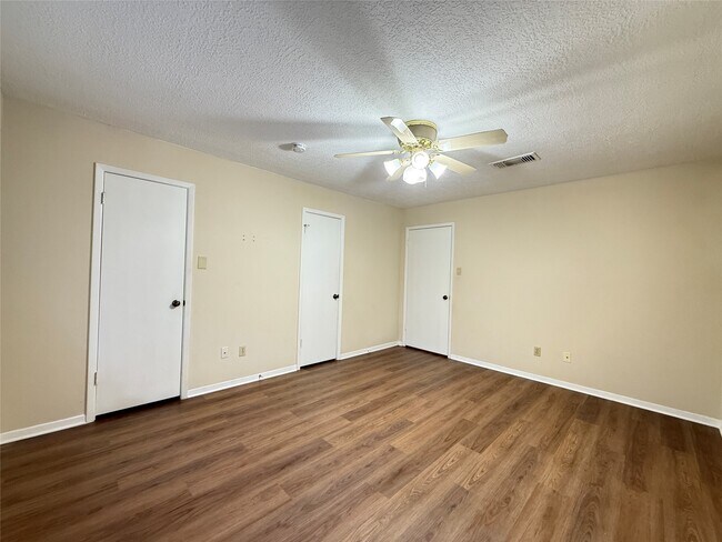 Building Photo - 15307 Pebble Lake Dr