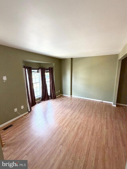 Building Photo - 565 Tuliptree Square NE