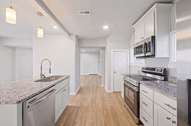 Building Photo - 3 Bed 1.5 bath Updated House Fenced yard -Pets