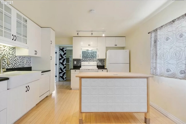 Building Photo - Tree House