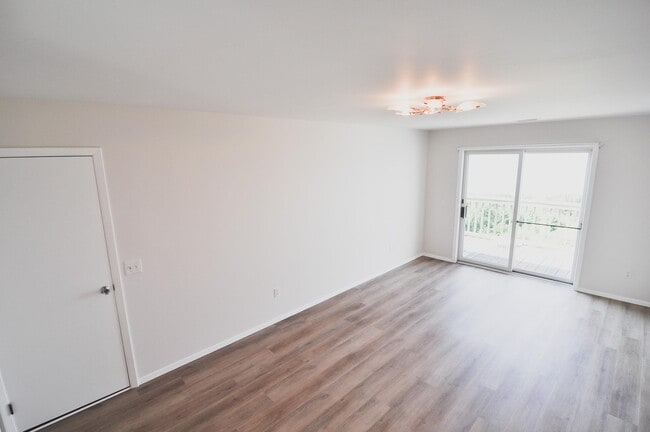 Building Photo - 806 Bluffs Dr N