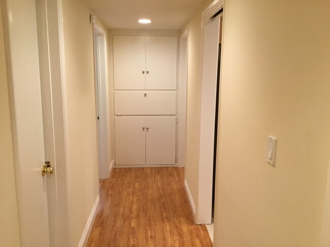 Hallway to the bedrooms - 1233 N Columbus Ave