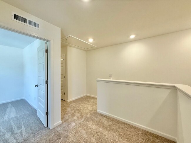 Building Photo - Stunning New Construction 3BD, 2.5BA End U...
