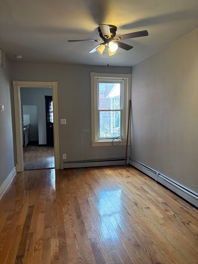 Building Photo - 948 W Maple St