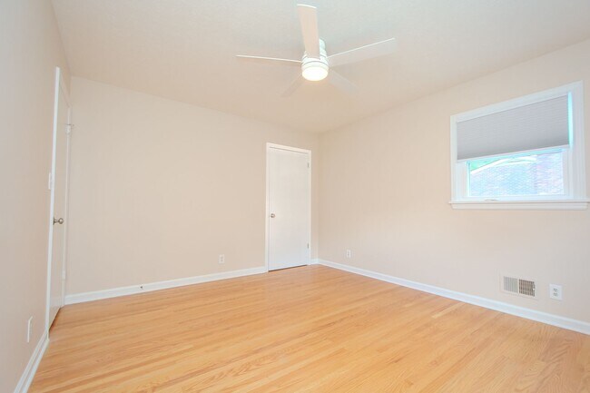 Building Photo - Recently Updated! 4 Bed/2.5 bath