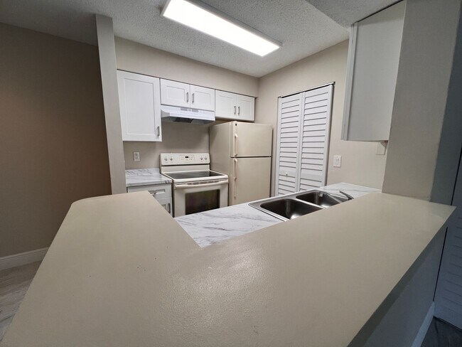Building Photo - Remodeled First Floor Beauty!