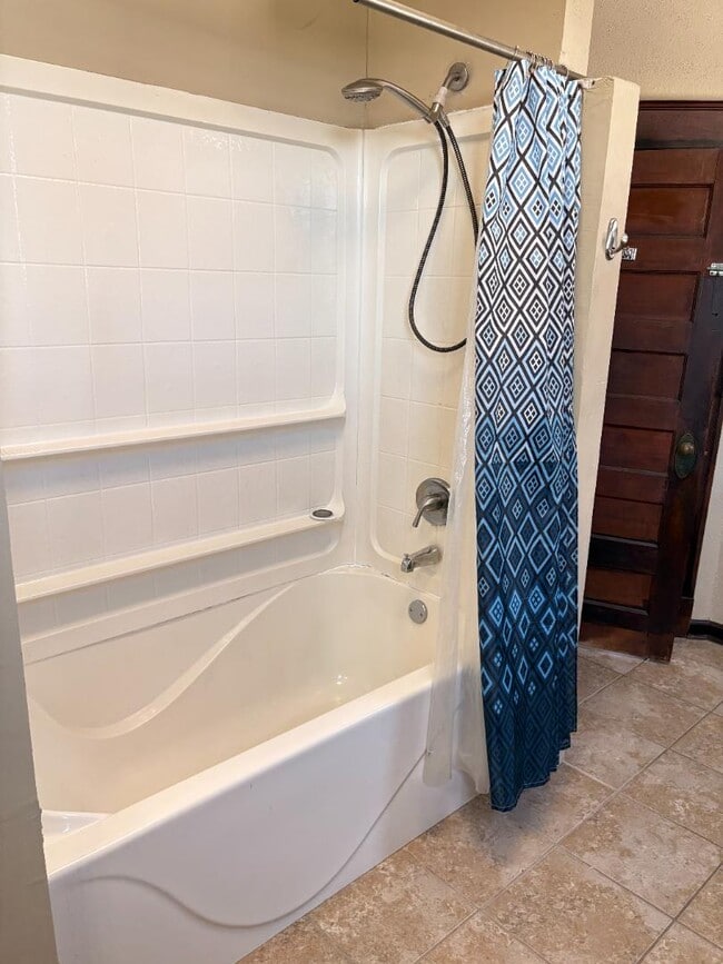 Building Photo - 327 Ash St