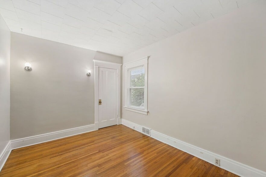 Building Photo - 122 Stratford Rd
