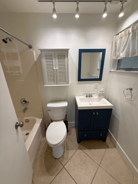 Full Bathroom - 350 Taylor Ave