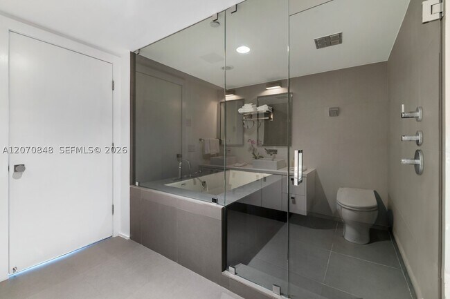 Building Photo - 5875 Collins Ave