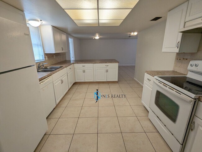 Building Photo - Fresh paint throughout this 3/2/1 1400 Sq....