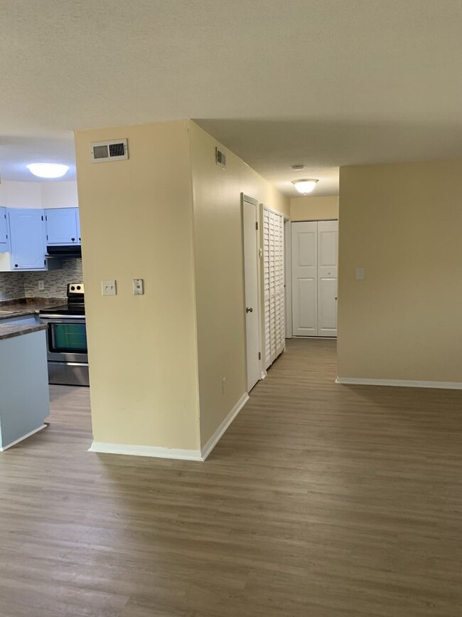 Building Photo - 5800 Falls of Neuse "B", 2-bd, 2-ba condo,...