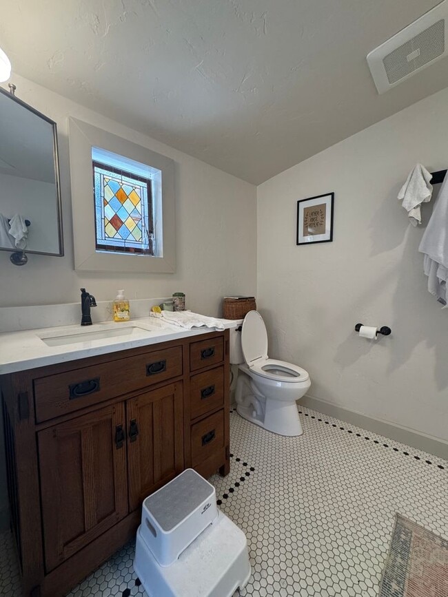 Building Photo - Updated 3 Bed/ 2 Bath Rental