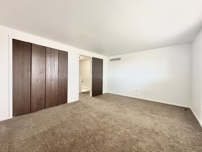 Building Photo - Renovated and Super Clean 2 Bed/1.5 Bath C...