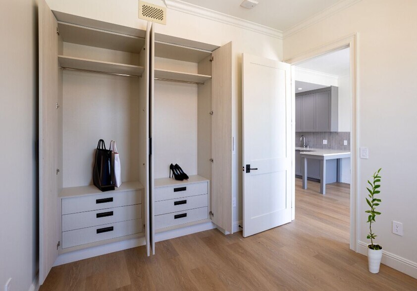 Building Photo - 5768 W 3rd St