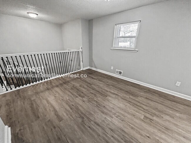 Building Photo - 2 Bed, 2 Bath Home with Fenced Yard & Garage / Pet-Friendly / Available Now!