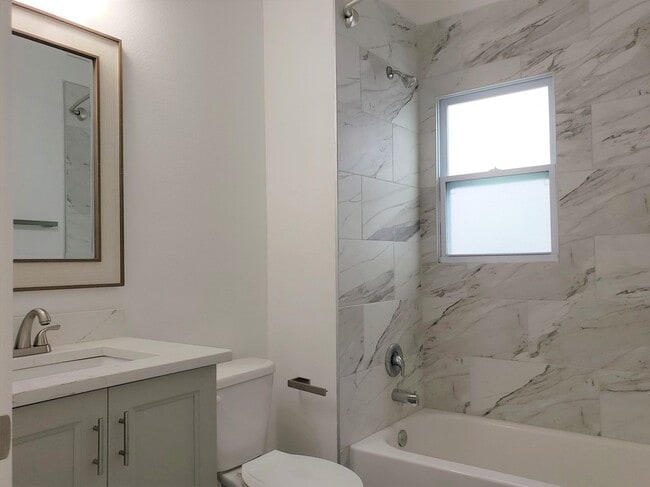 Building Photo - Stunning Home in College Park; Upgraded Fi...