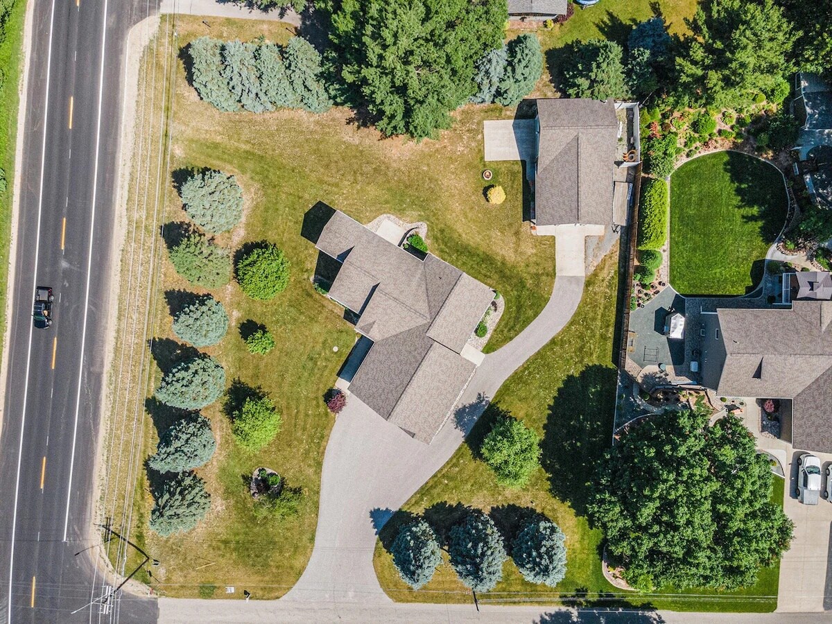 Large landscaped lot - 1398 N Lakeshore Dr