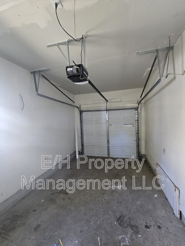 Building Photo - 1121 Luther E