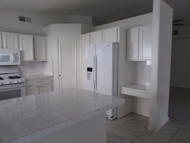 Building Photo - 51240 Avenida Velasco