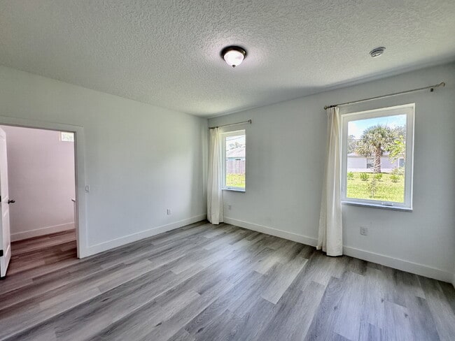 Building Photo - Private Master Bedroom and Bathroom available in a Large, Modern Home. The Master Bedroom feature...