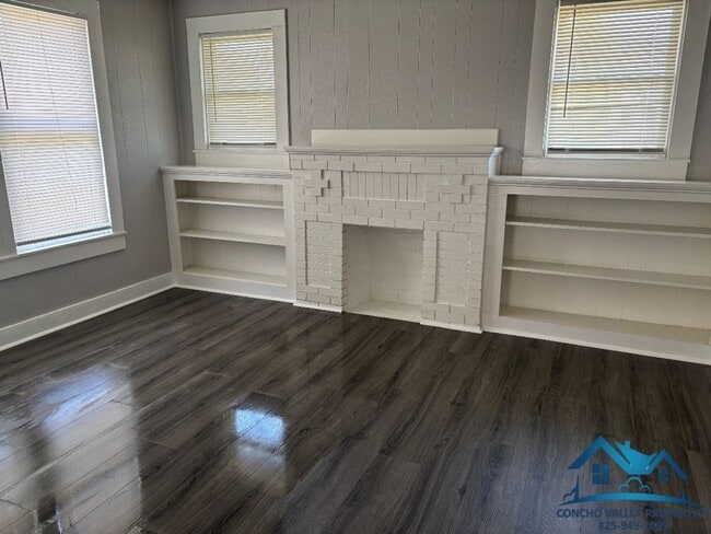 Building Photo - For Rent - 2 Bed/ 1 Bath Home