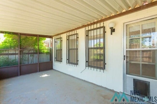 Building Photo - 1009 W Poe St