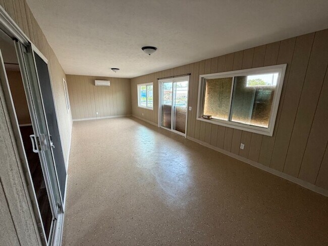 Building Photo - 115 W Ash St