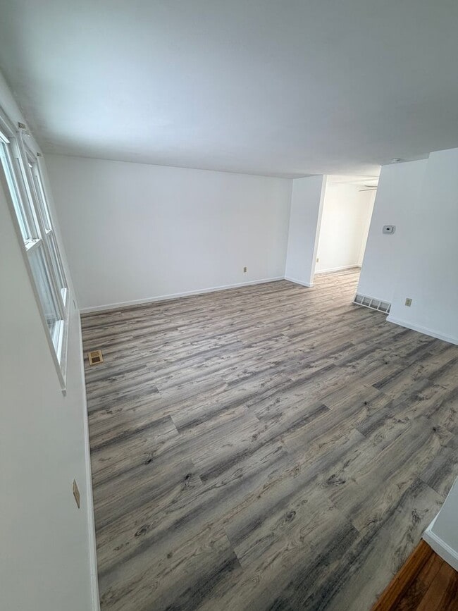 Building Photo - Move- In Ready 3-Bedroom Home in a Desirable Residential Area